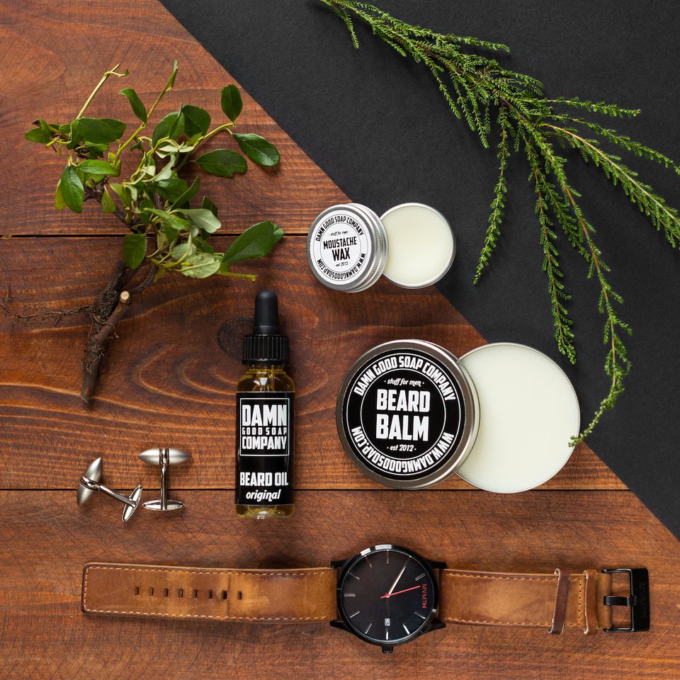 Damn Good Soap baardolie en baardbalsem op een houten tafel