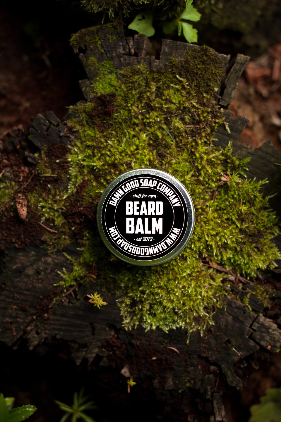 Damn Good Soap baardbalsem op mos in het bos